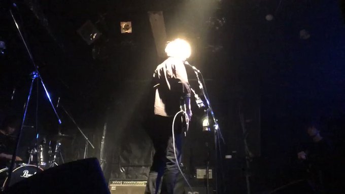 普段アコギを弾いて一人でやってて、それがエレキに変えてベースやドラムと一緒にやって大変さと感動を覚えた。はねバドって漫画 普段アコギを弾いて一人でやってて、それがエレキに変えてベースやドラムと一緒にやって大変さと感動を覚えた。はねバドって漫画