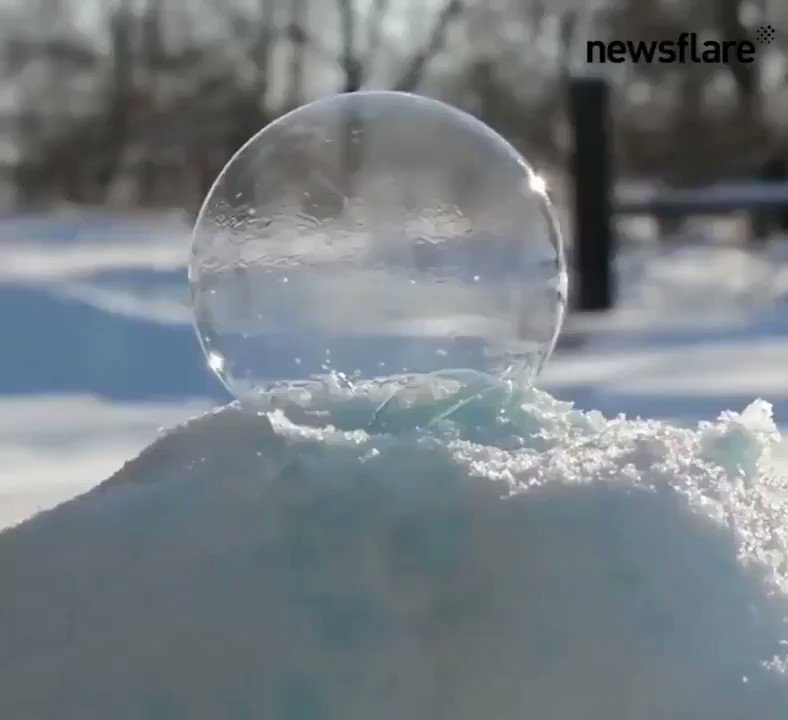 شاهد كيف الفقاعة تجمدت من شدة البرد ❄️ https://t.co/MZdkIrjwtZ