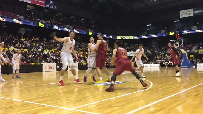 2018-19シーズン第13節 GAME2前半終了仙台39- 37熊本泉の連続3ptsで追いつくと、全員がコートにダイブ 2018-19シーズン第13節 GAME2前半終了仙台39- 37熊本泉の連続3ptsで追いつくと、全員がコートにダイブ