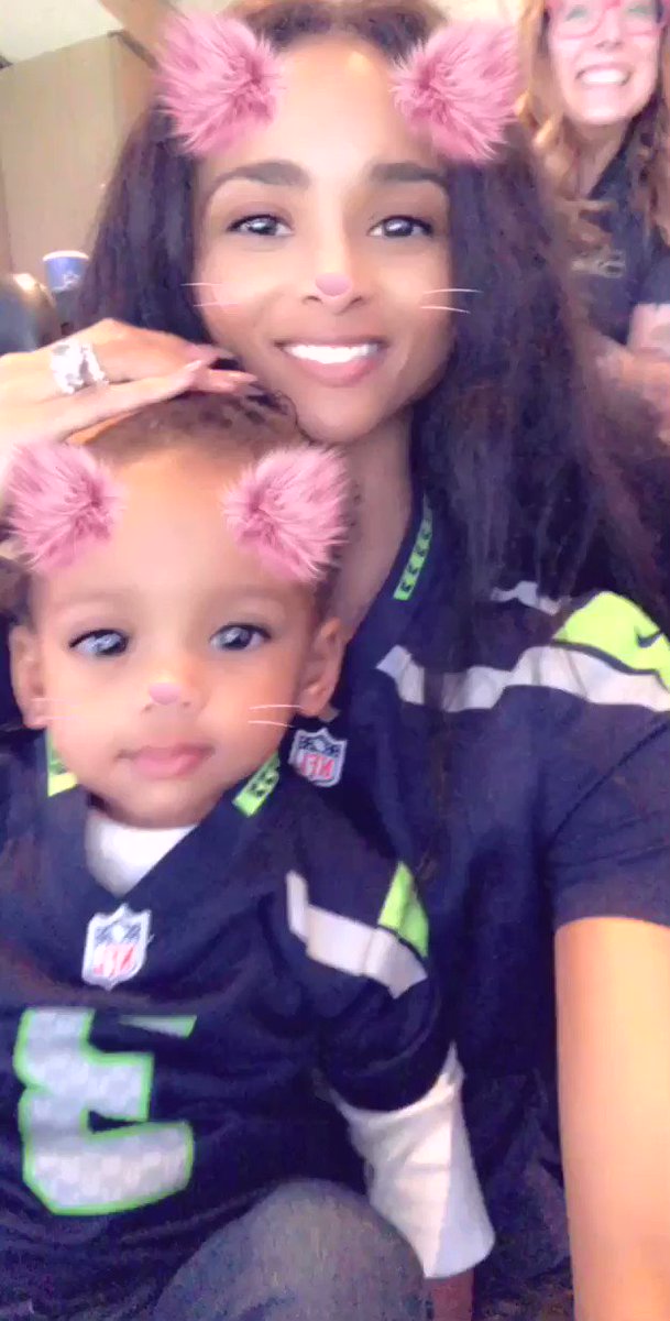 Gooo Dada @DangeRussWilson @Seahawks #GoHawks #Playoffs #Girls ???? https://t.co/SV4U0DZpZK