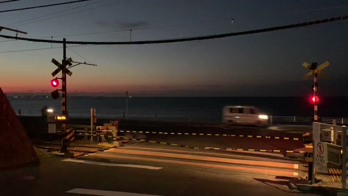月曜日お疲れ様でした。早朝の日坂踏切を通過するまだ2両編成の江ノ電です。今日は良いお天気でしたね。素敵な夜をお過ごしくだ 月曜日お疲れ様でした。早朝の日坂踏切を通過するまだ2両編成の江ノ電です。今日は良いお天気でしたね。素敵な夜をお過ごしくだ
