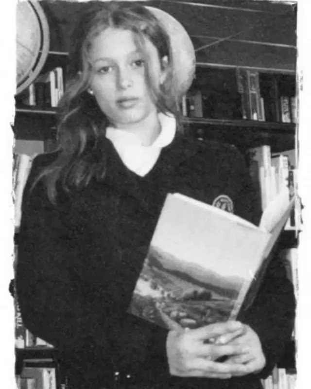 Back in 6th grade at @TheBuckleySchool Library studying how to be a #GirlBoss. ????????‍♀️???? #TeenParis #TBT https://t.co/HpUZWQGgLr