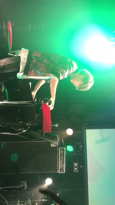 ぼくらの16bit戦争、普通のサビは両手アルペジオで人間やめかけだった岸田さん、最後の最後でアルペジオまさかの片手。これ ぼくらの16bit戦争、普通のサビは両手アルペジオで人間やめかけだった岸田さん、最後の最後でアルペジオまさかの片手。これ