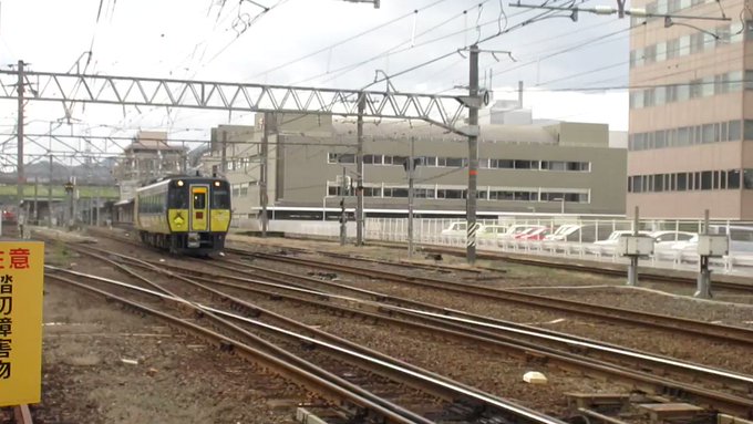 昼過ぎの津山街道踏切運が良ければしまねっこと鬼太郎列車がすれちがいます。 昼過ぎの津山街道踏切運が良ければしまねっこと鬼太郎列車がすれちがいます。