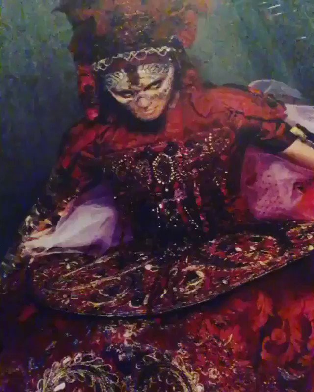 Finally to sleep under The Baroque Queen.................???????????????? #stevenkleinstudio https://t.co/prxclD7n7a