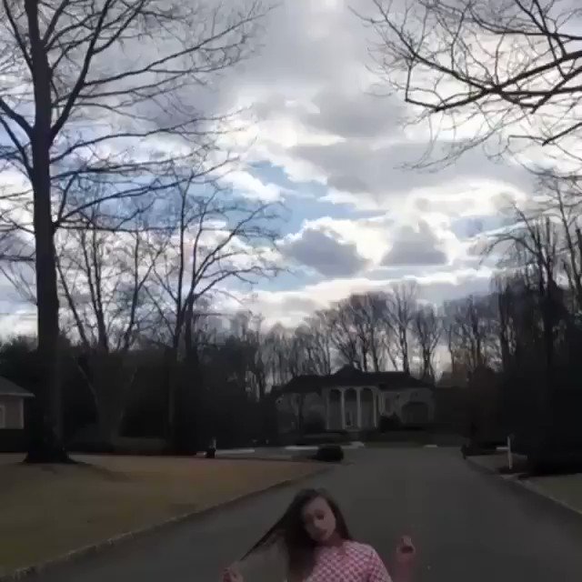 This lil girl killed the #SallyWalkerChallenge https://t.co/xT4zlOp9MH