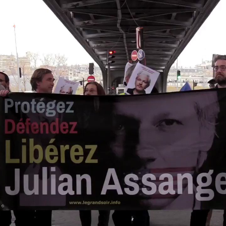 RT @wikileaks: French protest outside the Australian embassy in Paris over Julian Assange https://t.co/3GPQx6nXmr