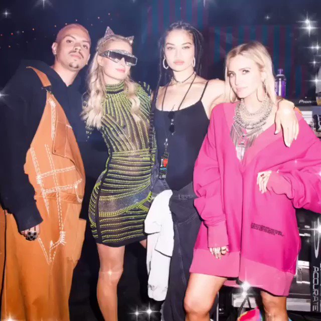 #GoodTimes at the @NeonCarnival with @ShaninaMShaik @AshleeSimpsonRoss & @RealEvanRoss. ???? https://t.co/dxFKlkv0Sk