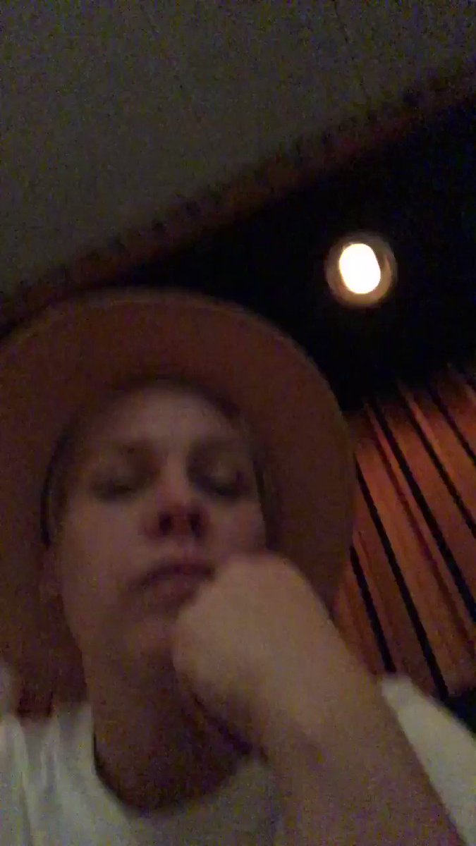 LOVE ME ANYWAYS. Some backstage access for you because Chris Stapleton is the best that ever did it. https://t.co/ORaMB0flSN