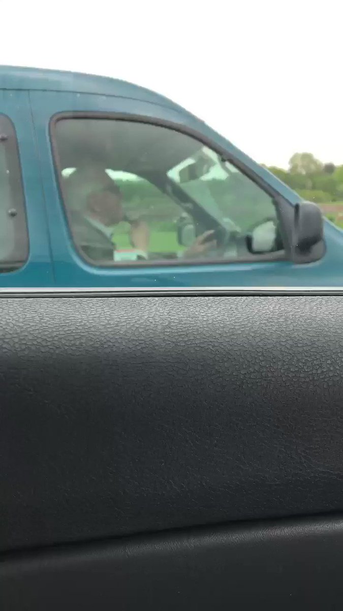 Someone’s late for a hot date. 

Shaving and driving on the M62. ???????? https://t.co/jt2d1GI8Fe