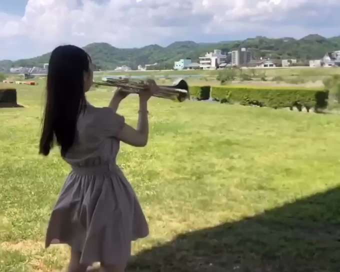 最近はバストランペットを持ち替えで演奏しています!今日は河原で練習🌈まだまだ楽器と向き合っている途中😓なんだけど、早く自 最近はバストランペットを持ち替えで演奏しています!今日は河原で練習🌈まだまだ楽器と向き合っている途中😓なんだけど、早く自