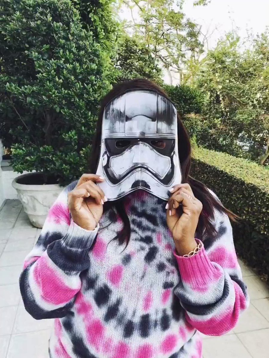 Today’s lewk: Stormtrooper. #MayThe4thBeWithYou ✌???? https://t.co/cNtuv3aNbg