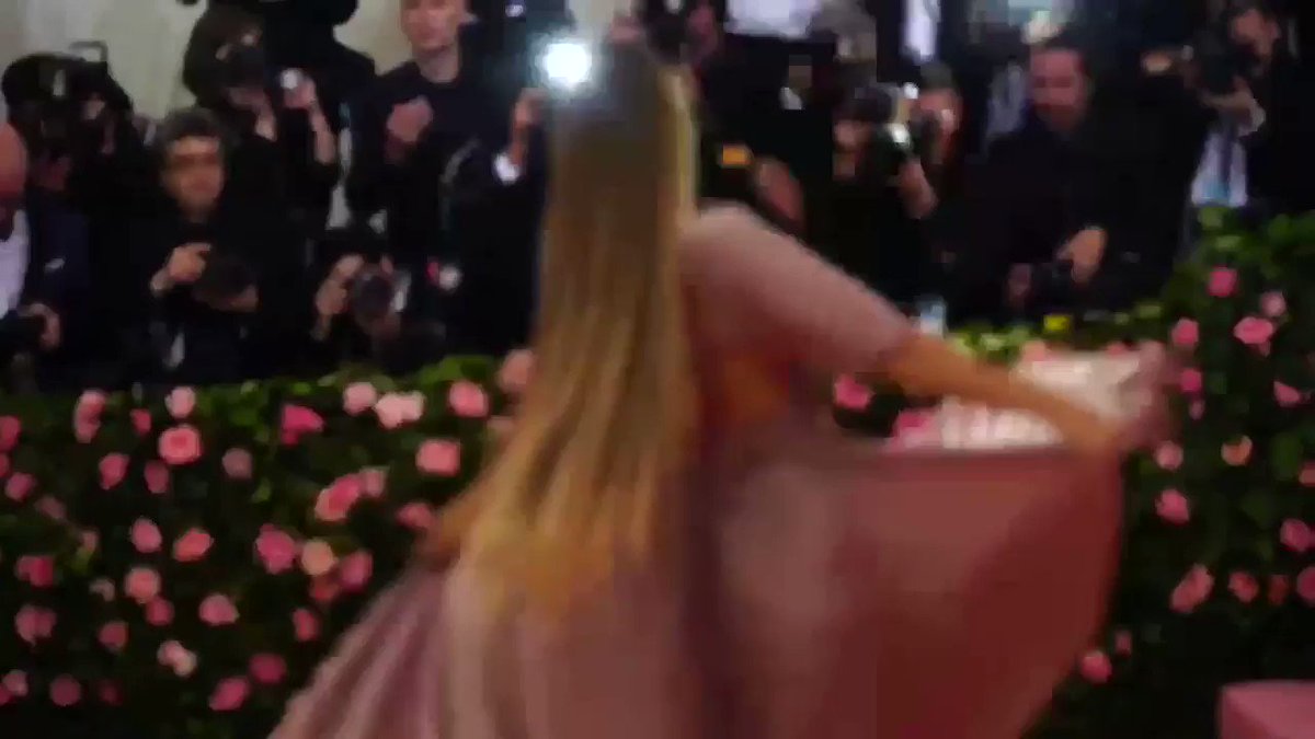 RT @wwd: . @giseleofficial twirling her way through the pink carpet. #MetGala https://t.co/uS9J4B02sD