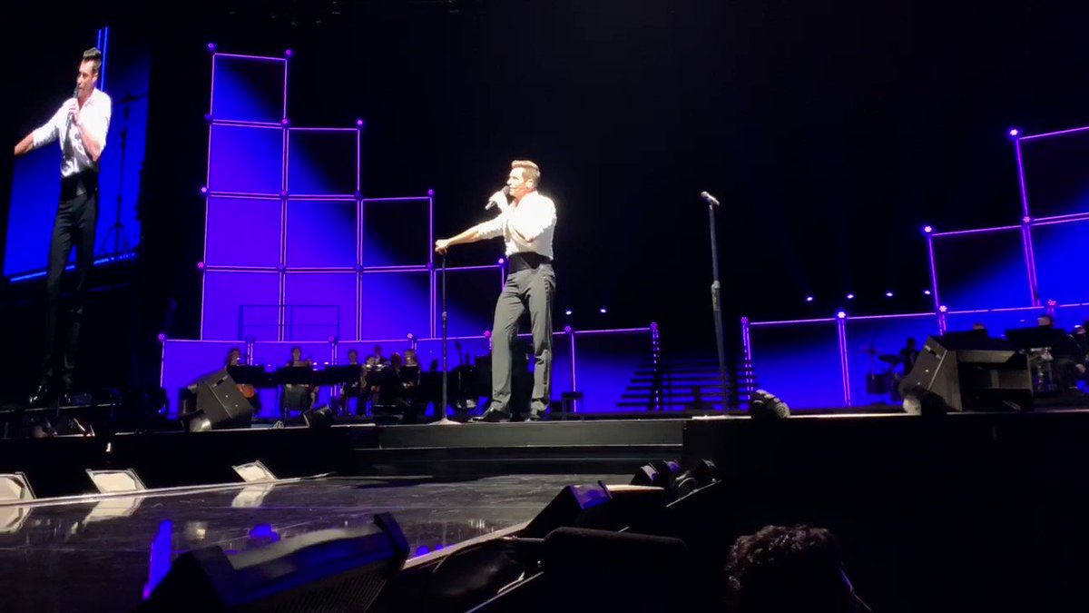 RT @RealHughJackman: One of the greatest entertainers .... Mr. @robbiewilliams #tmtmts #London @TheO2 https://t.co/7Ihup1qw4a