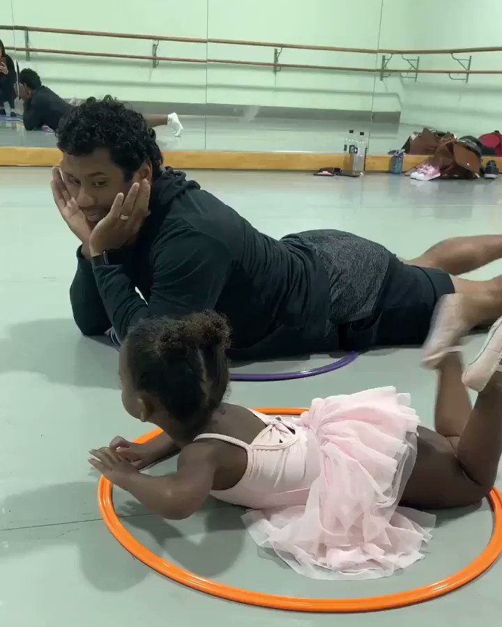 My heart can’t take it. ❤️
These 2 back at it again. @DangeRussWilson. #Ballet #DaddyDuty https://t.co/YJJqzB742a