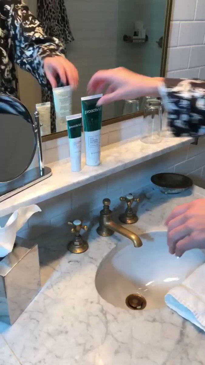 My daily face washing routine never gets old…@proactiv #proactiv_ambassador https://t.co/HmLbFYbIWL https://t.co/9G6kHRDZUf