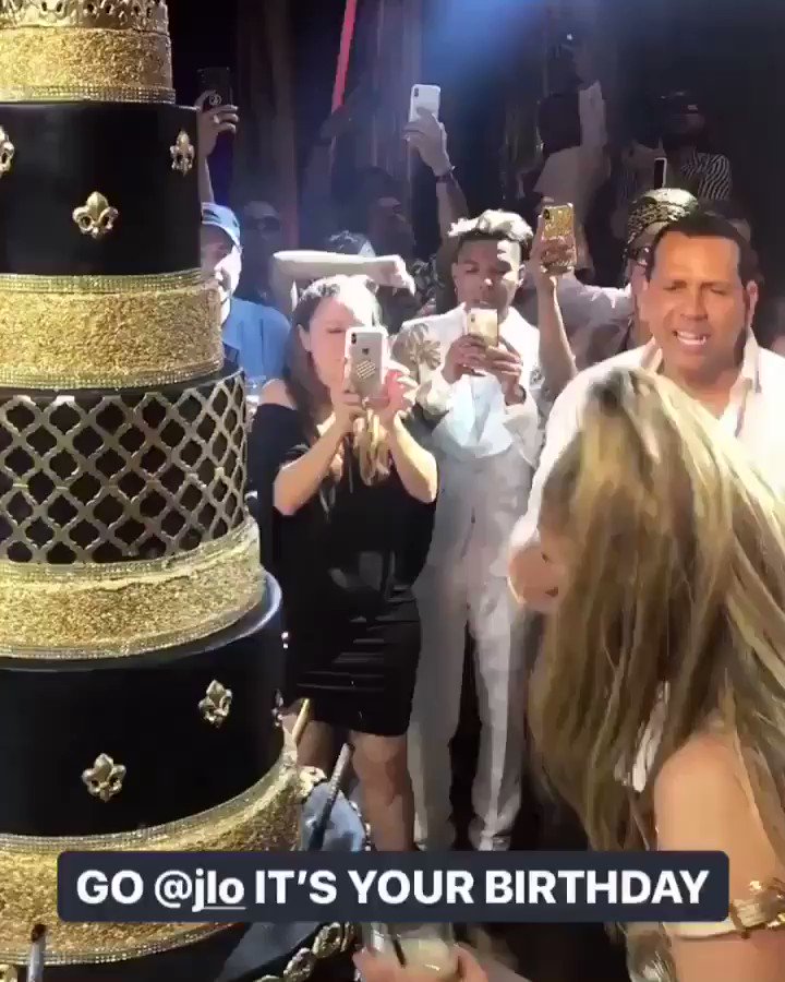 Look at @JLo doing it big ????God bless, wishing you many more. #lecheminduroi #bransoncognac https://t.co/iqIlnqPvj5