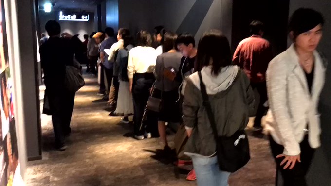 応援してくれる皆様に少しでも感謝の気持ちを伝えたい。そんな伊藤監督の思いから今回始めたサイン会、こんなに沢山の方々にご参 応援してくれる皆様に少しでも感謝の気持ちを伝えたい。そんな伊藤監督の思いから今回始めたサイン会、こんなに沢山の方々にご参