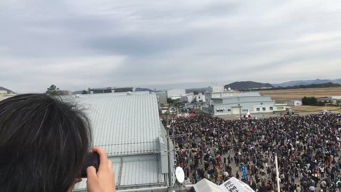 2018岐阜基地航空祭「ひそねとまそたん」のオープニング曲をバックにひそねの場内アナウンスによる異機種大編隊。ドラゴンの 2018岐阜基地航空祭「ひそねとまそたん」のオープニング曲をバックにひそねの場内アナウンスによる異機種大編隊。ドラゴンの
