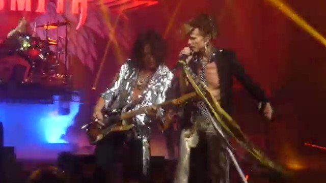 何回観ても去年のエアロスミスのライブで起こった「俺にキスしろ」と絡むリーダーのスティーヴン・タイラー(71歳)に我慢でき 何回観ても去年のエアロスミスのライブで起こった「俺にキスしろ」と絡むリーダーのスティーヴン・タイラー(71歳)に我慢でき