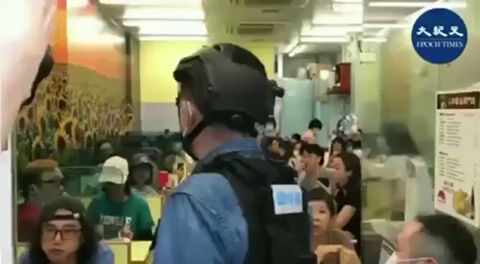 警察さんは疲れていますね。一騎当千で #人和荳品廠 に突入され、食客全員と喧嘩した。「打ったこと見た?」って叫んで、そし 警察さんは疲れていますね。一騎当千で #人和荳品廠 に突入され、食客全員と喧嘩した。「打ったこと見た?」って叫んで、そし
