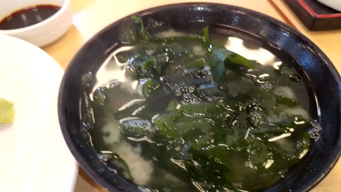 うどんの国の飯テヘペロ刺身盛り合わせ、イカの天ぷら鳴門の生ワカメ入り味噌汁 うどんの国の飯テヘペロ刺身盛り合わせ、イカの天ぷら鳴門の生ワカメ入り味噌汁