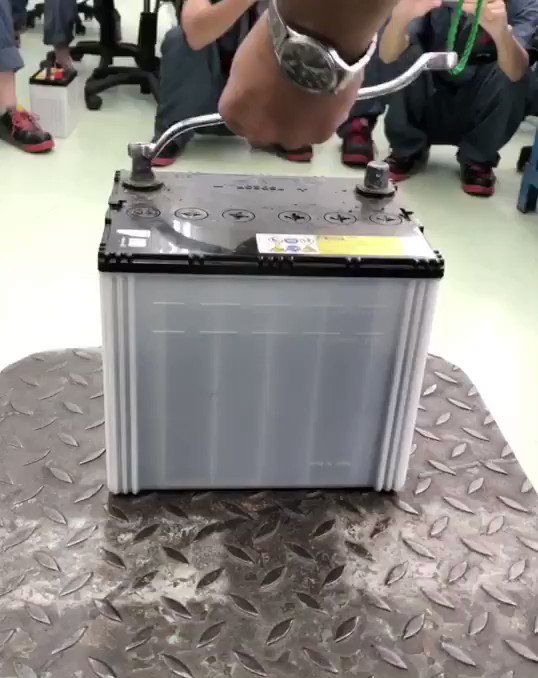 バッテリーを工具でショートさせたらどうなるかやってみた‼️⚡️😨1年生の電装品実習です😄 現在 #バッテリー について勉 バッテリーを工具でショートさせたらどうなるかやってみた‼️⚡️😨1年生の電装品実習です😄 現在 #バッテリー について勉