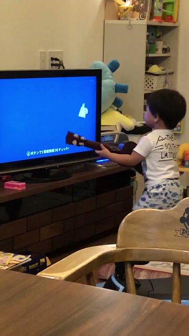 斬新なトトロの楽しみ方。昨日、楽器屋のチラシを観てウクレレ欲しいと言い出したので、引っ張り出して与えてみた。 斬新なトトロの楽しみ方。昨日、楽器屋のチラシを観てウクレレ欲しいと言い出したので、引っ張り出して与えてみた。