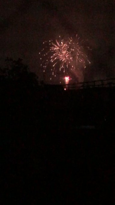 音がすると思ったら打ち上げ花火してた!!理由はわからないけど綺麗✨ 音がすると思ったら打ち上げ花火してた!!理由はわからないけど綺麗✨