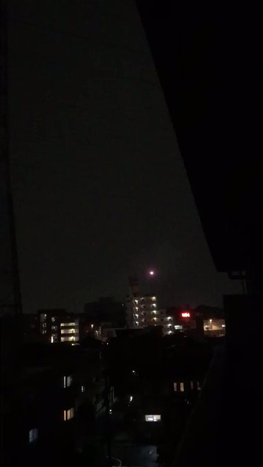 外からドーンと音が聞こえてきたので、花火?雨降ってるのに?と思いつつベランダで音が聞こえた方向を見たら、けっこう近くで打 外からドーンと音が聞こえてきたので、花火?雨降ってるのに?と思いつつベランダで音が聞こえた方向を見たら、けっこう近くで打