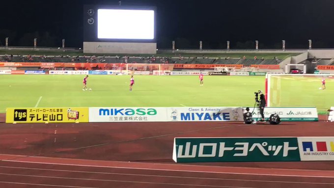 山口マツダpresentsハーフタイムの打ち上げ花火①ちゃんとレノファとファジアーノカラーの花火になってる 山口マツダpresentsハーフタイムの打ち上げ花火①ちゃんとレノファとファジアーノカラーの花火になってる