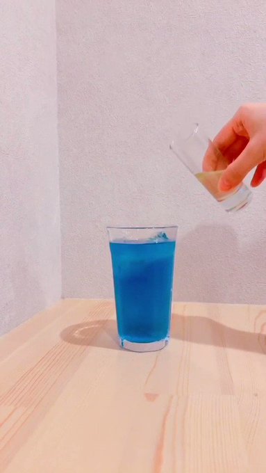 【メニュー紹介🍴】相馬と同じくらい信用できない雰囲気ドリンクバタフライピーを使用した爽やかな青色のドリンクにレモンシロッ 【メニュー紹介🍴】相馬と同じくらい信用できない雰囲気ドリンクバタフライピーを使用した爽やかな青色のドリンクにレモンシロッ
