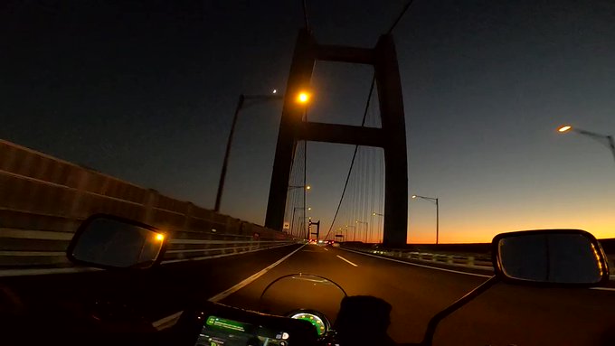 瀬戸大橋のたそがれ時(カタワレ時)を 空の色が茜色から紫、そして闇に #SRV250 #瀬戸大橋 #うどんの国 #新首 瀬戸大橋のたそがれ時(カタワレ時)を 空の色が茜色から紫、そして闇に #SRV250 #瀬戸大橋 #うどんの国 #新首