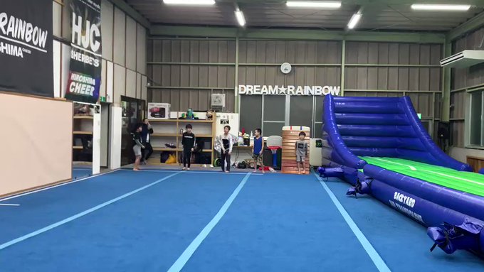 チア男子チーム、全員揃ってロンダードからの宙返りに成功しました!見てて思ったのが、、、基礎やコツコツ努力よりも、絶対やっ チア男子チーム、全員揃ってロンダードからの宙返りに成功しました!見てて思ったのが、、、基礎やコツコツ努力よりも、絶対やっ