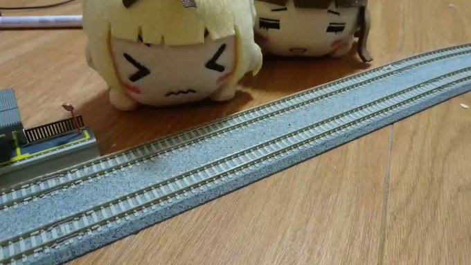駅横特有のめちゃ長い踏切で既に3分くらい待たされた千夜シャロ踏切時間(?) 駅横特有のめちゃ長い踏切で既に3分くらい待たされた千夜シャロ踏切時間(?)