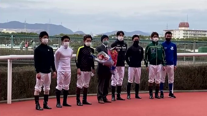 角居先生、お疲れさまでした。阪神9Rでラストランを終え、ウオッカやカネヒキリの武豊騎手、シーザリオの福永騎手から花束を贈 角居先生、お疲れさまでした。阪神9Rでラストランを終え、ウオッカやカネヒキリの武豊騎手、シーザリオの福永騎手から花束を贈