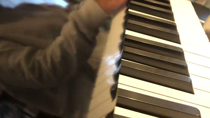 ピアノ調律したてなのと今日は雨なので弾いてみました🎹私はサビよりここが好きです言の葉の庭では秦基博さんがカバーしてました ピアノ調律したてなのと今日は雨なので弾いてみました🎹私はサビよりここが好きです言の葉の庭では秦基博さんがカバーしてました
