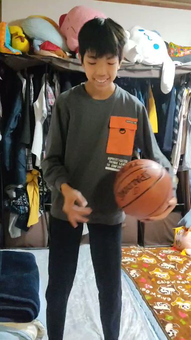 中学校では何もしたくないと言っていたしょうたさん、仲良しのお友達に誘われてバスケ部に入ろうかなと言い出した!早速お友達と 中学校では何もしたくないと言っていたしょうたさん、仲良しのお友達に誘われてバスケ部に入ろうかなと言い出した!早速お友達と