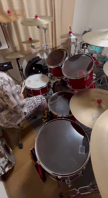 ルパン三世のテーマを叩いて欲しいと言うと、まさかのJAZZバージョン。アニメのあれを期待していたのだが💧#ルパン三世 ルパン三世のテーマを叩いて欲しいと言うと、まさかのJAZZバージョン。アニメのあれを期待していたのだが💧#ルパン三世