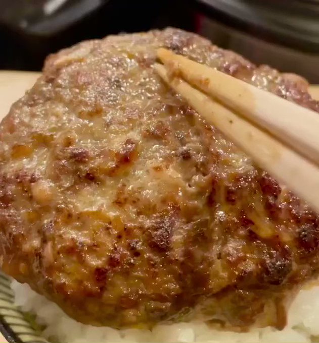 東京都渋谷駅近くにあるお店「挽き肉のトリコ」の、厳選した牛肉を100%使用した粗挽き肉で肉汁がたっぷり詰まった「究極のハ