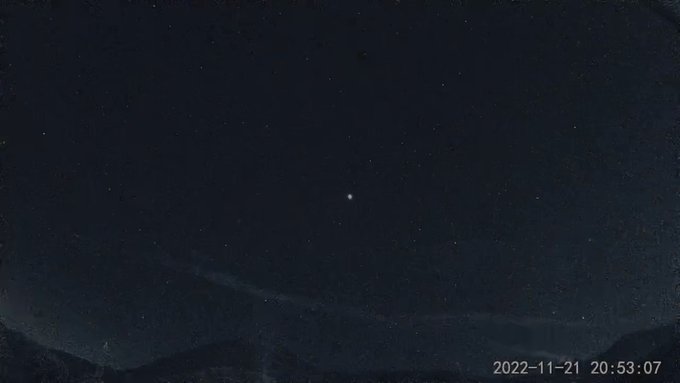 2022年11月21日、20時53分過ぎ 天頂から南に向けて爆発💥しながら火球が! (2,4コマ目は1/2スロー)木星を 2022年11月21日、20時53分過ぎ 天頂から南に向けて爆発💥しながら火球が! (2,4コマ目は1/2スロー)木星を