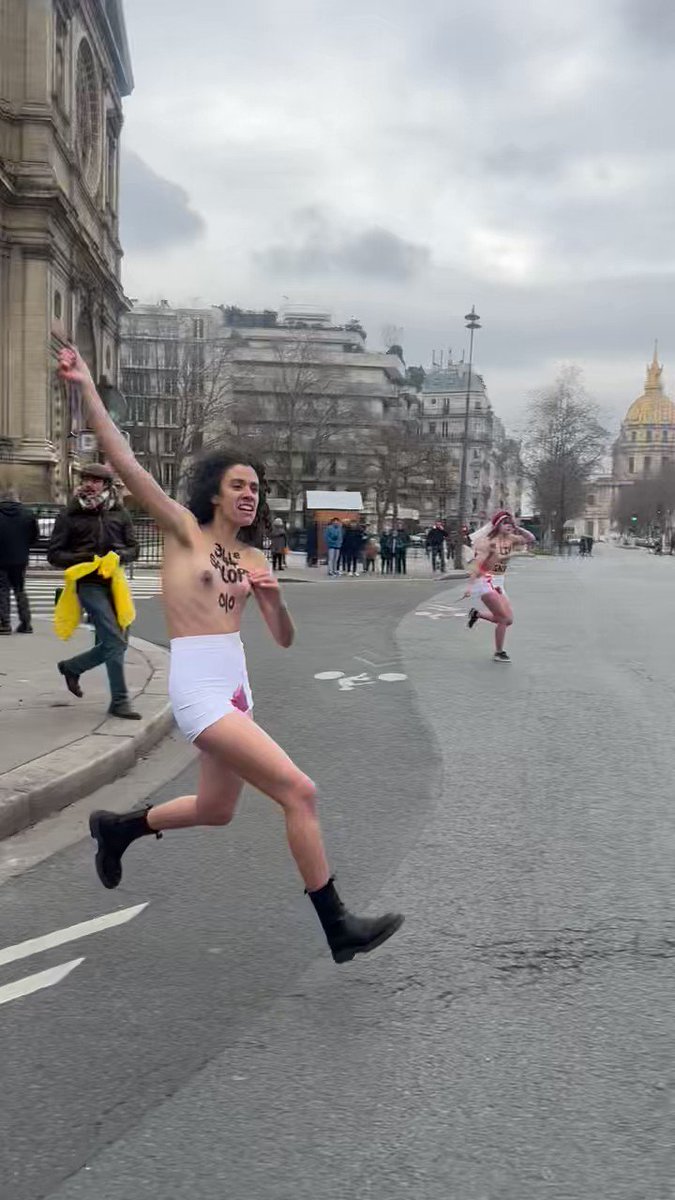 Una protesta en Francia. ¿Bien, pero por qué la envuelven en papel de...