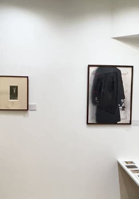 立姿つながり。北川健次「object-ドリアンの鍵」2002年作駒井哲郎「人形と小動物」1961年作#北川健次 #駒井 立姿つながり。北川健次「object-ドリアンの鍵」2002年作駒井哲郎「人形と小動物」1961年作#北川健次 #駒井