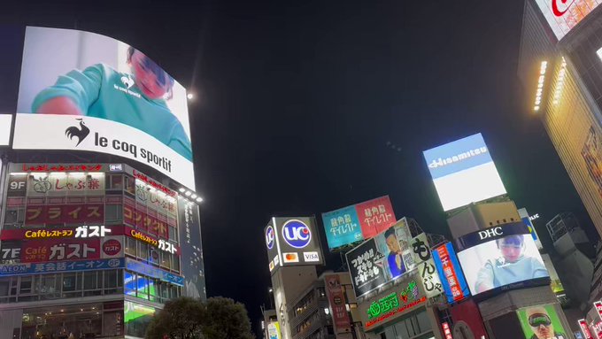 ヤバい泣きそうだわ😭渋谷がワルキューレの歌で包まれる最高の瞬間❤️💚💜💖💛今のこの瞬間だけ渋谷はマクロスの世界線に繋がっ