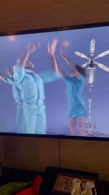 フランス、ゴールデンタイムに明和電機とコンテンポラリーダンスのパフォーマンスがテレビでやってる フランス、ゴールデンタイムに明和電機とコンテンポラリーダンスのパフォーマンスがテレビでやってる