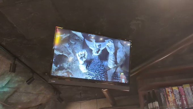 新橋の怪獣酒場なる所でランチしたけど店内で流れてるムービーが面白い件。ローストビーフも美味しかったです。#新橋 #怪獣酒 新橋の怪獣酒場なる所でランチしたけど店内で流れてるムービーが面白い件。ローストビーフも美味しかったです。#新橋 #怪獣酒