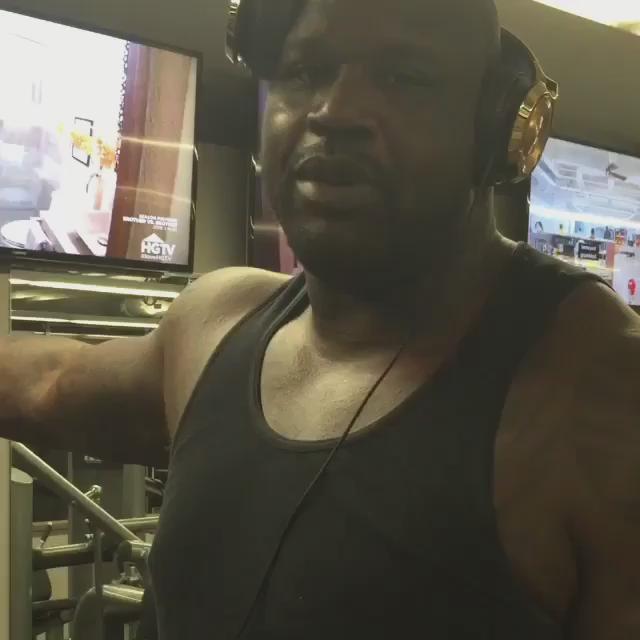 RT @MonsterProducts: Check this out- @Shaq literally lifts @realchriswebber. #Monster24k

http://t.co/saURF5KpBz http://t.co/t3M5HjHSra
