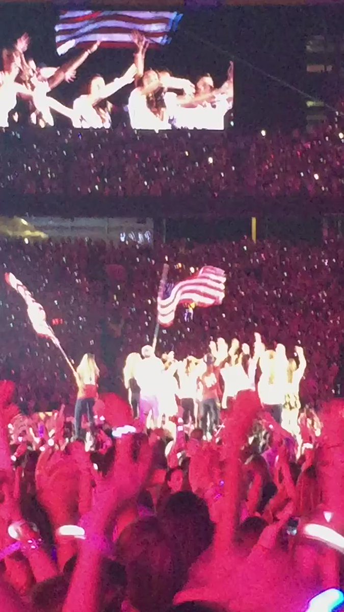 RT @AndiDorfman: When @taylorswift13 brings on stage the entire U.S. Women's Soccer Team esp @AbbyWambach #lifemade ????????⚽️ http://t.co/Jp60HB…