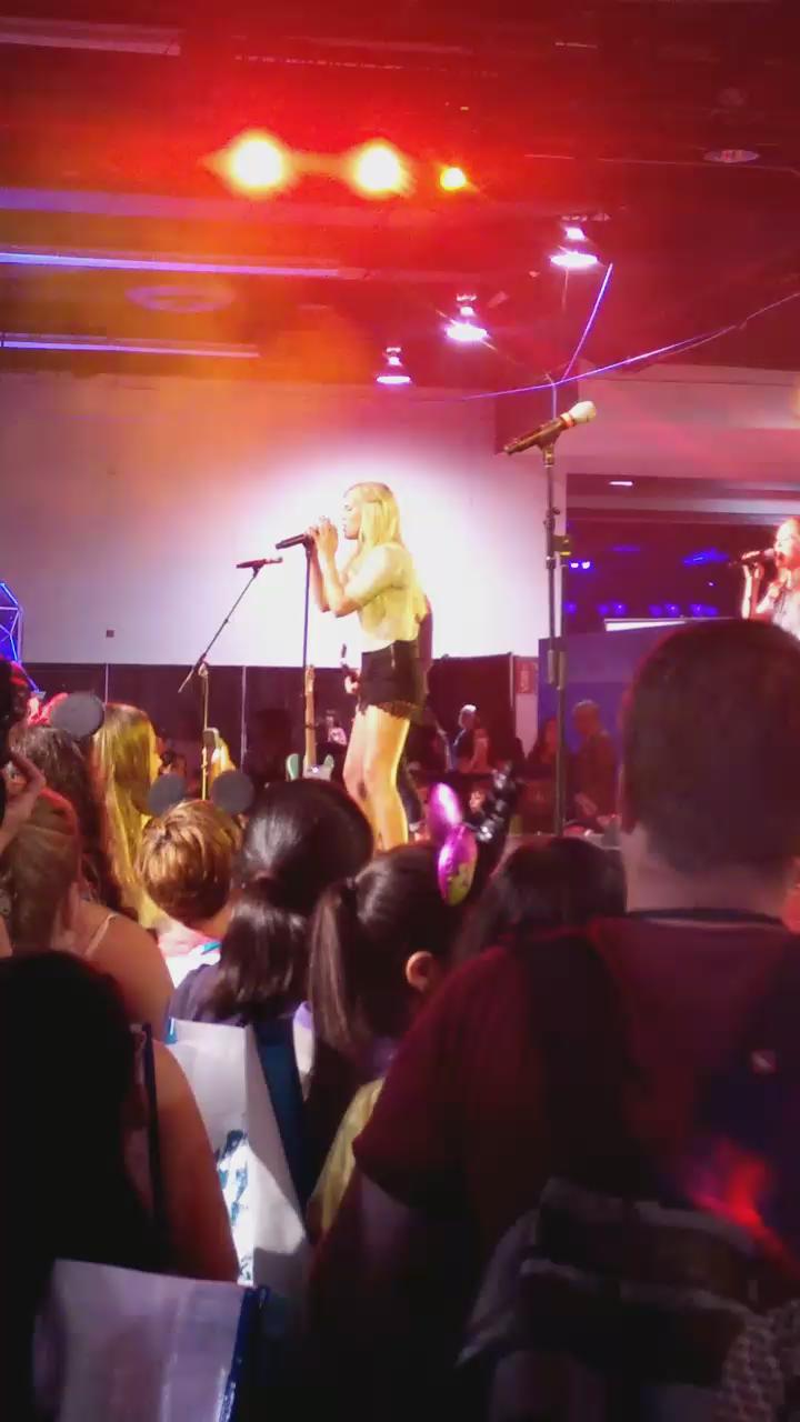 #VIDEO - Olivia chantant "Uptown Funk" à #D23Expo aujourd'hui. http://t.co/M7aUCDqhOl