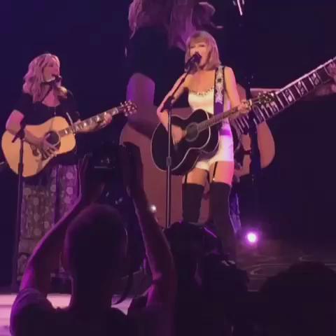 RT @TerriSeymour: .@taylorswift13 always has the best surprises! Wish I had seen this duo last night! #1989Tour #Friends @LisaKudrow http:/…